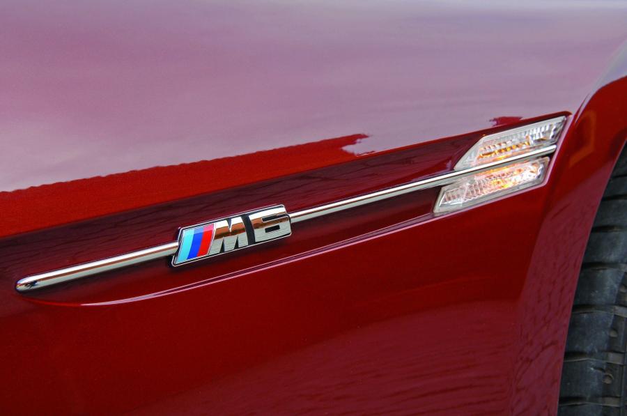 Логотип BMW M6 Coupe (E63) 2005 года  (WW) (фото 24 из 96)